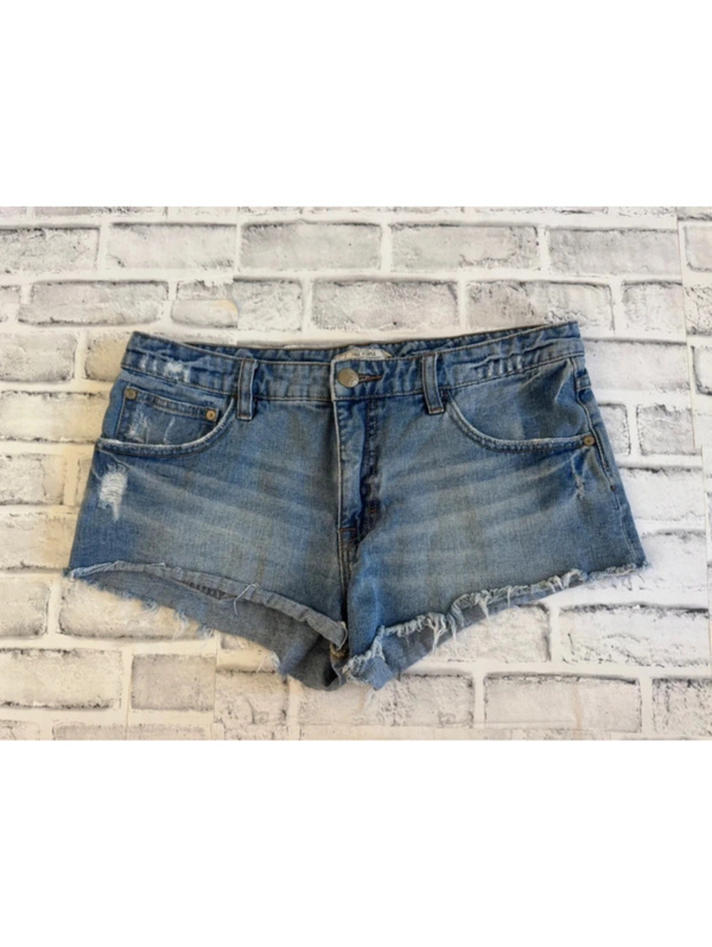 Women’s Free People distressed medium washjean shorts size 27